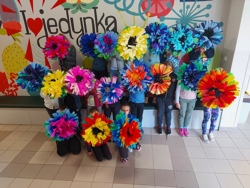 Kwiaty z bibuły trzymane przez uczniów klasy IIIe